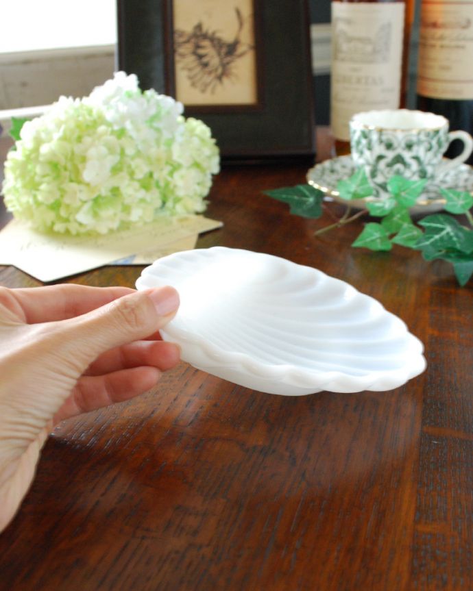 シェル型のアッシュトレイ（灰皿）、ミルクガラスのアンティークプレス