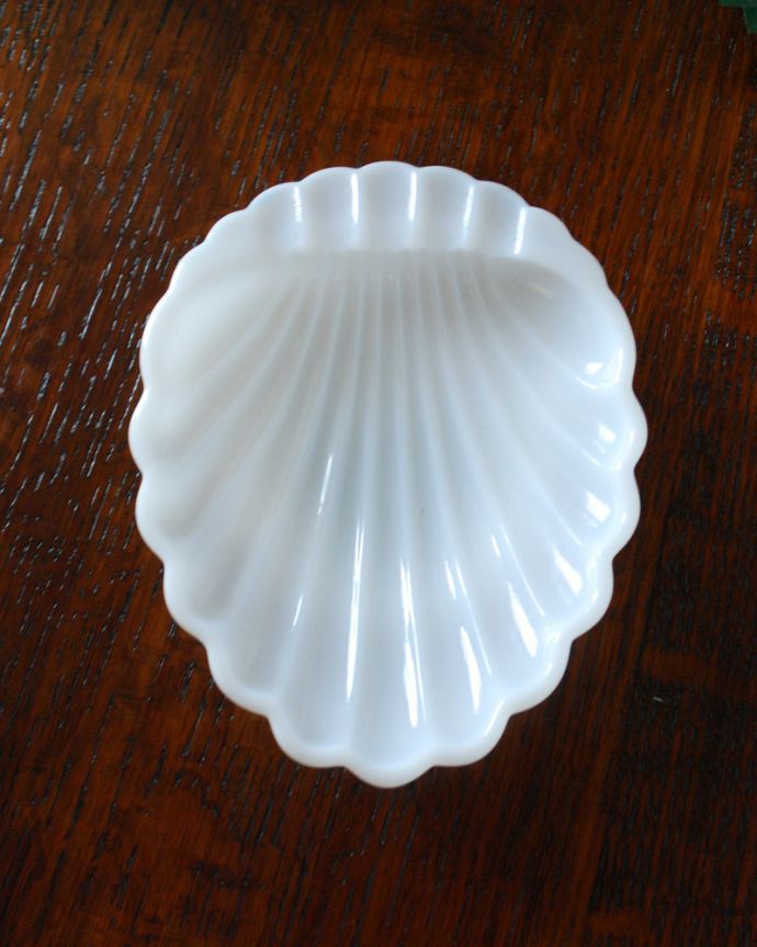 シェル型のアッシュトレイ（灰皿）、ミルクガラスのアンティークプレス