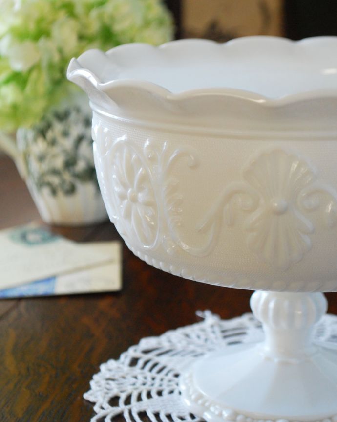 デザートグラス、ボウル(器)　アンティーク雑貨　お花のような縁取りが可愛いアンティークミルクガラスのコンポート。エレガントで華やかなデザインのミルクガラスです。(m-1675-z)