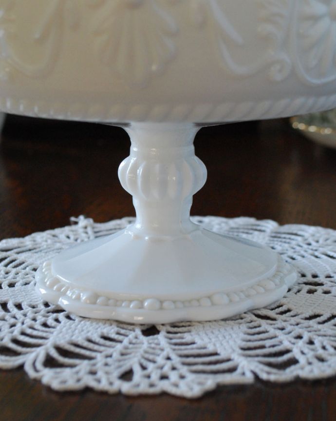 デザートグラス、ボウル(器)　アンティーク雑貨　お花のような縁取りが可愛いアンティークミルクガラスのコンポート。脚先まで繊細にデザインされています。(m-1675-z)