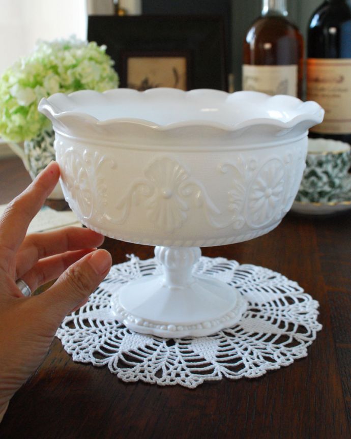 デザートグラス、ボウル(器)　アンティーク雑貨　お花のような縁取りが可愛いアンティークミルクガラスのコンポート。アンティークのため、多少の欠け・傷がある場合がありますが、使用上問題はありませんので、ご了承下さい。(m-1675-z)