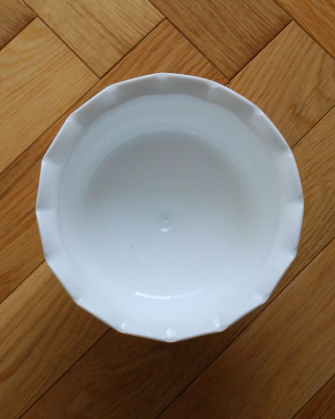 デザートグラス、ボウル(器)　アンティーク雑貨　お花のような縁取りが可愛いアンティークミルクガラスのコンポート。上から見るとこんな感じ。(m-1675-z)