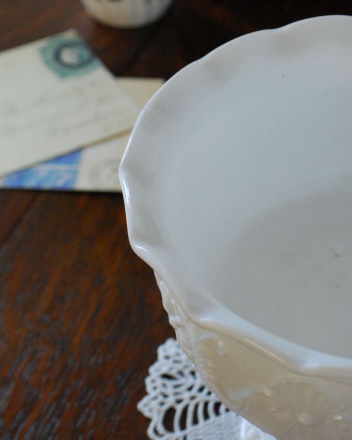 デザートグラス、ボウル(器)　アンティーク雑貨　お花のような縁取りが可愛いアンティークミルクガラスのコンポート。花びらのような美しい縁取りです。(m-1675-z)