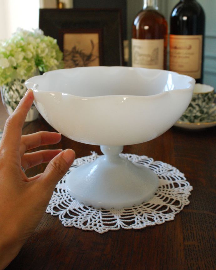 滑らかなミルクガラスをそのまま楽しむ、美しいガラスコンポート(m