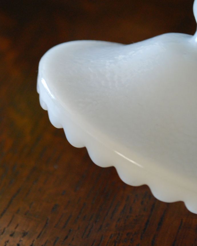 滑らかなミルクガラスをそのまま楽しむ、美しいガラスコンポート(m