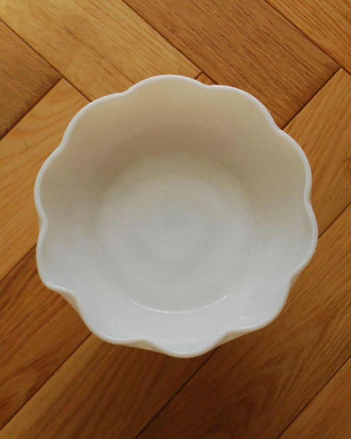 滑らかなミルクガラスをそのまま楽しむ、美しいガラスコンポート(m