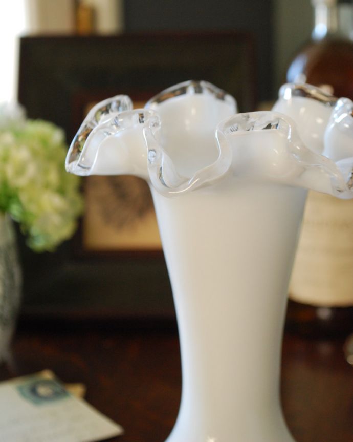 フラワーベース アンティーク雑貨 フェントン社、シルバークレストシリーズのフラワーベース(花器)。アンティークのため、多少の欠け・傷がある場合がありますが、使用上問題はありませんので、ご了承下さい。(m-1678-z)