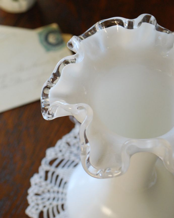 フラワーベース アンティーク雑貨 フェントン社、シルバークレストシリーズのフラワーベース(花器)。クリアガラスで縁取られています。(m-1678-z)