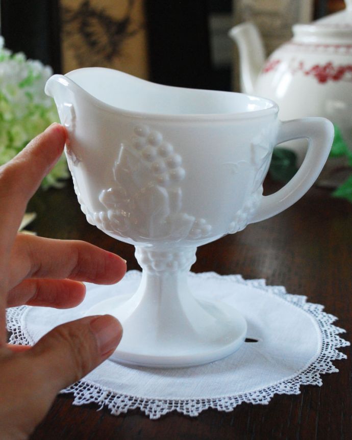 アンティーク 雑貨のガラス小物 アンティーク雑貨 気軽に使えるアンティーク雑貨、純白の美しいミルクガラスのミルクポット。アンティークのため、多少の欠け・傷がある場合がありますが、使用上問題はありませんので、ご了承下さい。(m-1688-z)