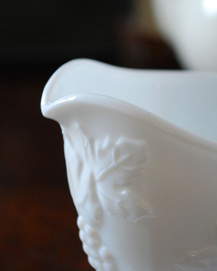 アンティーク 雑貨のガラス小物 アンティーク雑貨 気軽に使えるアンティーク雑貨、純白の美しいミルクガラスのミルクポット。注ぎ口もキレイな状態です。(m-1688-z)