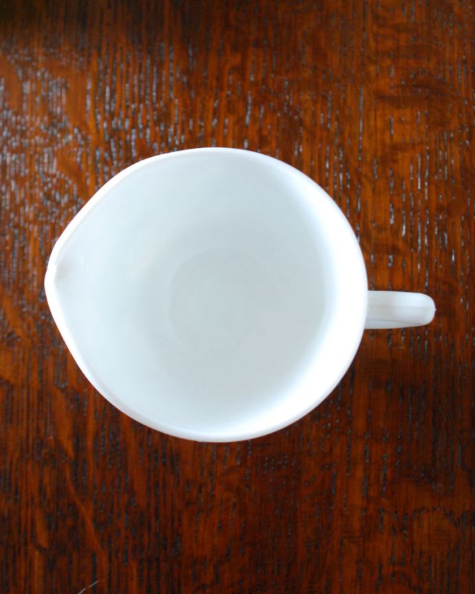 アンティーク 雑貨のガラス小物 アンティーク雑貨 気軽に使えるアンティーク雑貨、純白の美しいミルクガラスのミルクポット。上から見るとこんな感じ。(m-1688-z)