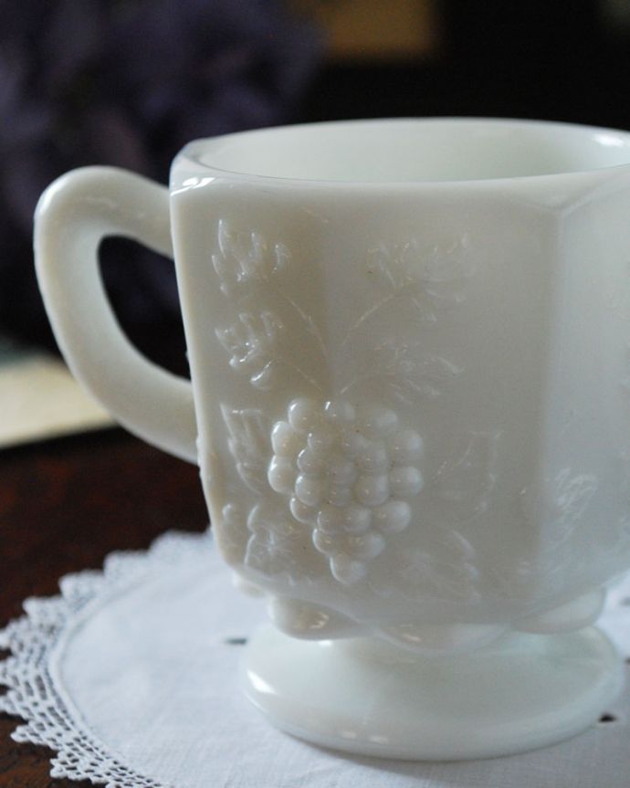 アンティーク 雑貨のガラス小物　アンティーク雑貨　ウエストモーランド社のシュガーポット、ミルクガラスのアンティーク雑貨。ガラスとは思えない優美な美しさ・・・どこに置いても華やかな存在感です。(m-1690-z)