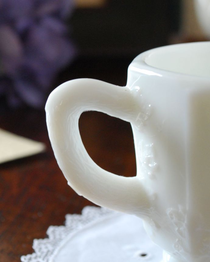 アンティーク 雑貨のガラス小物　アンティーク雑貨　ウエストモーランド社のシュガーポット、ミルクガラスのアンティーク雑貨。小さくて可愛い持ち手がついたデザインです。(m-1690-z)