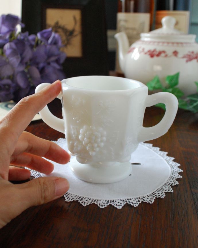 アンティーク 雑貨のガラス小物　アンティーク雑貨　ウエストモーランド社のシュガーポット、ミルクガラスのアンティーク雑貨。全体を葡萄や蔦が飾ります。(m-1690-z)