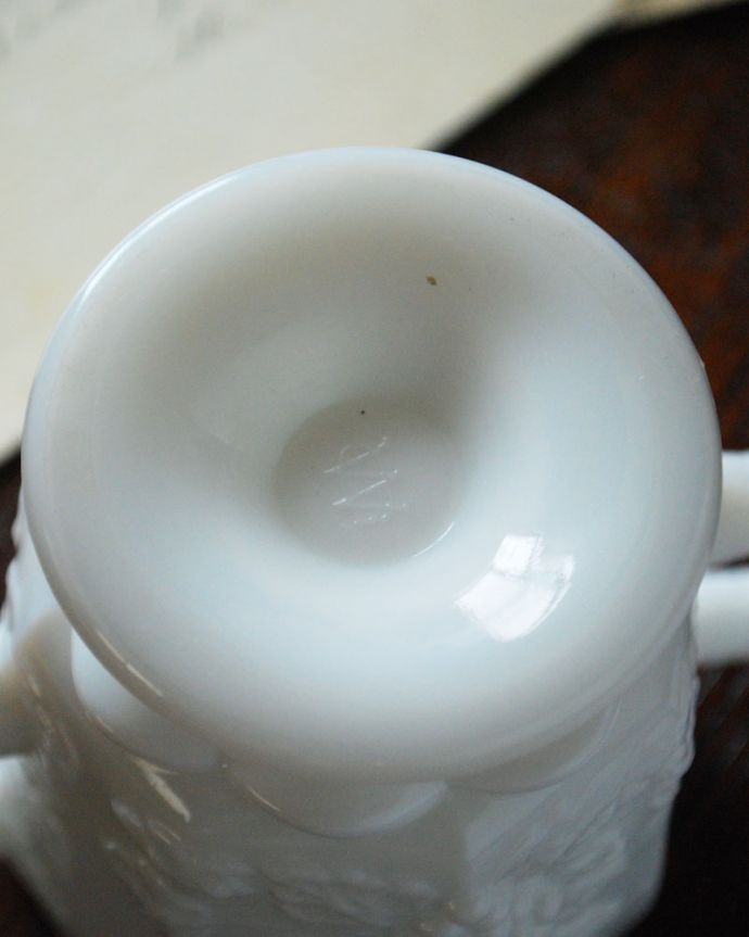 アンティーク 雑貨のガラス小物　アンティーク雑貨　ウエストモーランド社のシュガーポット、ミルクガラスのアンティーク雑貨。アンティークのため、多少の欠け・傷がある場合がありますが、使用上問題はありませんので、ご了承下さい。(m-1690-z)