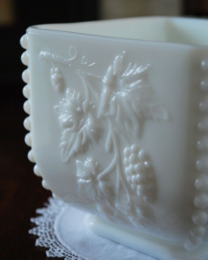 エレガントなデザインのミルクガラス、アンティークのフラワーベース