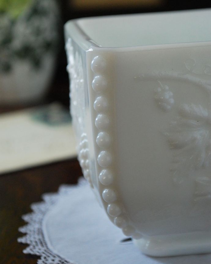 エレガントなデザインのミルクガラス、アンティークのフラワーベース