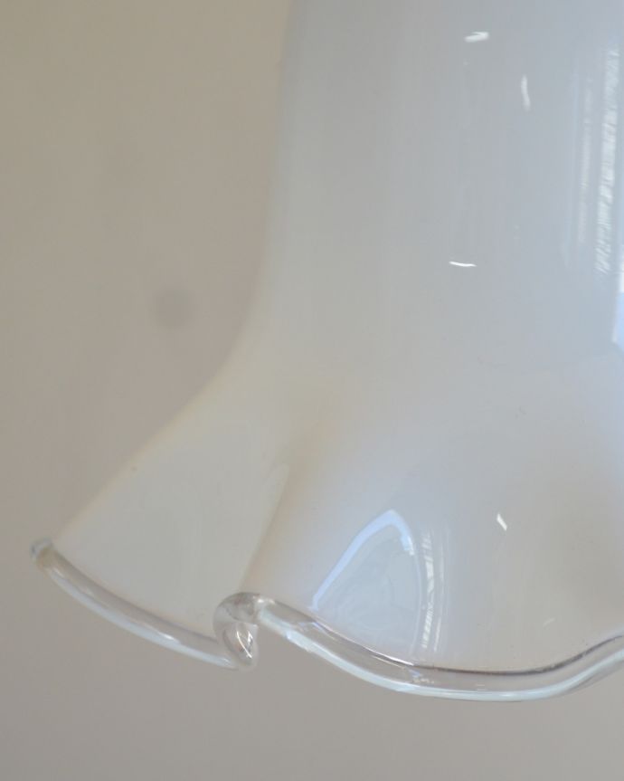 ペンダントライト　照明・ライティング　ふんわり優しいシルエット、ミルクガラスのペンダントライト（コード・シャンデリア電球・ギャラリーなし）。シェードは、手作りのため多少、誤差があったり、気泡やキズ、汚れが入っている場合もあります。(m-1710-z)