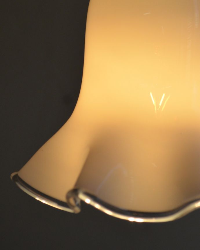 ペンダントライト　照明・ライティング　ふんわり優しいシルエット、ミルクガラスのペンダントライト（コード・シャンデリア電球・ギャラリーなし）。光を通すと優しい明かりを楽しめるミルクガラス。(m-1710-z)