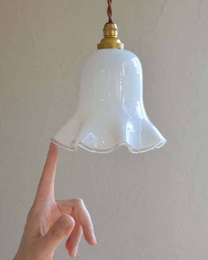 ペンダントライト　照明・ライティング　ふんわり優しいシルエット、ミルクガラスのペンダントライト（コード・シャンデリア電球・ギャラリーなし）。キッチンカウンターやダイニングテーブル、トイレや玄関などの狭い空間にもオススメです。(m-1710-z)