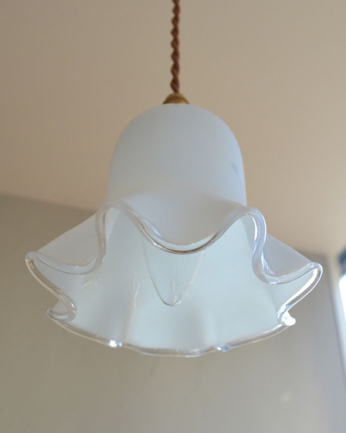 ペンダントライト　照明・ライティング　ふんわり優しいシルエット、ミルクガラスのペンダントライト（コード・シャンデリア電球・ギャラリーなし）。下から見上げても素敵なデザインにうっとりです。(m-1710-z)