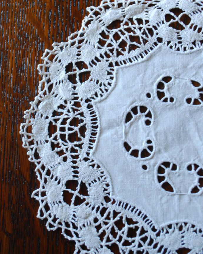 ミルクピッチャー　アンティーク雑貨　お花の形が女性らしいフランスのアンティークドイリーレース。ハンドメイドの繊細さとあたたかさがあります。(m-1711-z)