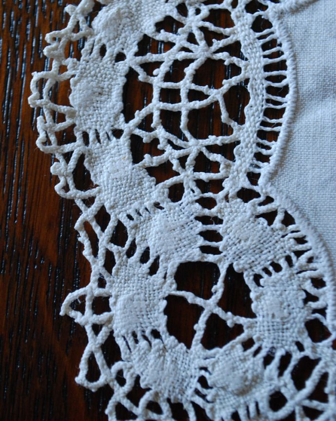 ミルクピッチャー　アンティーク雑貨　お花の形が女性らしいフランスのアンティークドイリーレース。アンティークのため、多少の汚れやシミがある場合がありますが、使用上問題はありませんので、ご了承下さい。(m-1711-z)