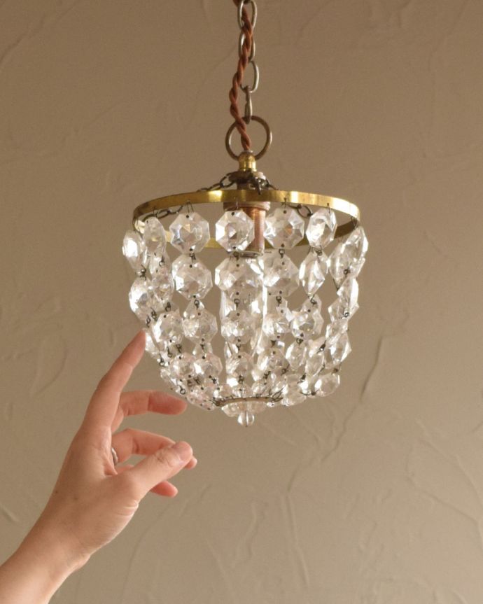 シャンデリア　照明・ライティング　フランス輸入の小さなアンティークシャンデリア（Ｅ17シャンデリア球付）。引っ掛けシーリングのタイプに加工してお届けしますので、リビングやダイニングテーブルの上などお好きな場所に簡単に取り付けてみてください。(m-1716-z)