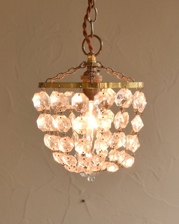 シャンデリア　照明・ライティング　フランス輸入の小さなアンティークシャンデリア（Ｅ17シャンデリア球付）。たっぷりガラスパーツが付いた贅沢なデザインです。(m-1716-z)