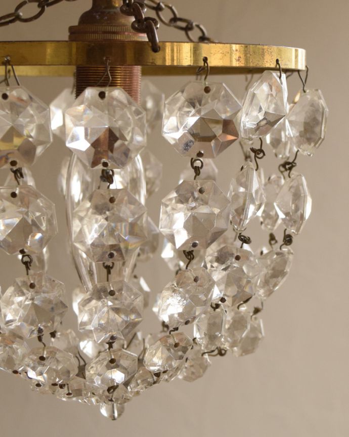 シャンデリア　照明・ライティング　フランス輸入の小さなアンティークシャンデリア（Ｅ17シャンデリア球付）。カッティングビーズがキラキラ輝きます。(m-1716-z)