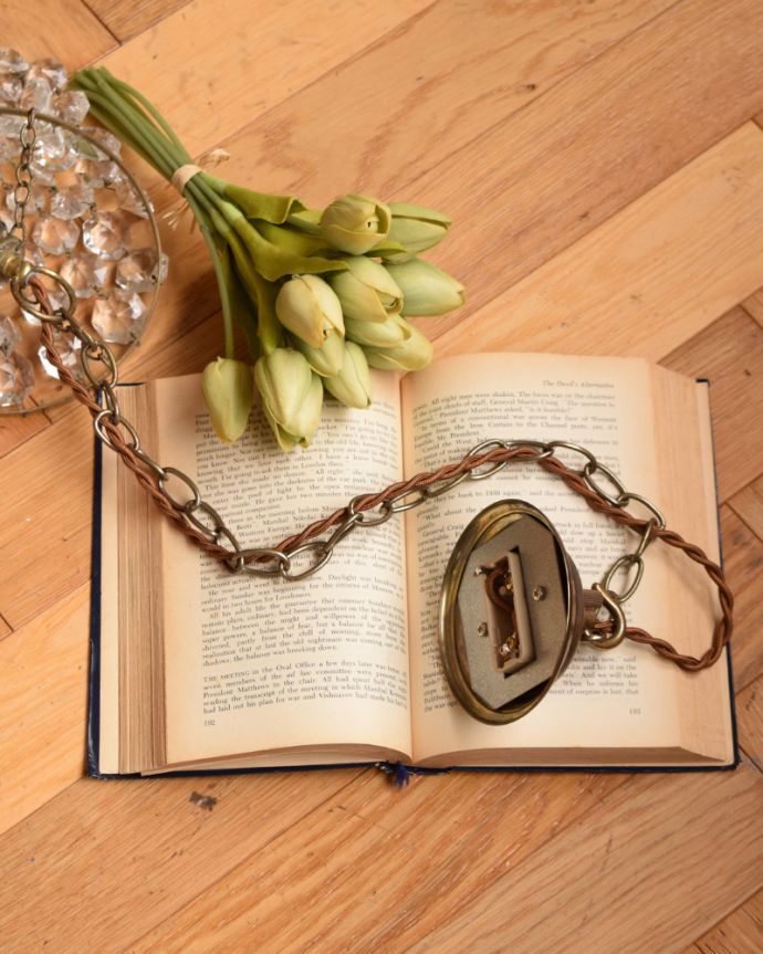 シャンデリア　照明・ライティング　フランス輸入の小さなアンティークシャンデリア（Ｅ17シャンデリア球付）。真鍮のカバー付きです。(m-1716-z)