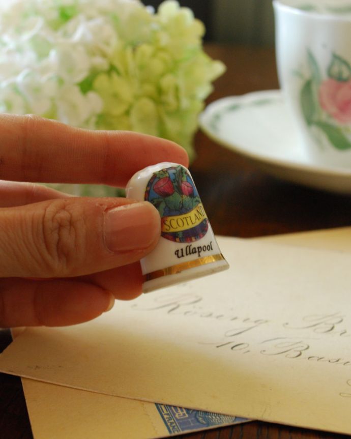 アンティーク 陶磁器の雑貨　アンティーク雑貨　ボーンチャイナのアンティークシンブル（SCOTLAND/ullapool）。コロンと小さいので、並べてコレクションしたくなりますね。(m-1718-z)