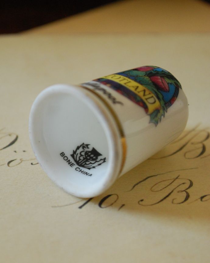 アンティーク 陶磁器の雑貨　アンティーク雑貨　ボーンチャイナのアンティークシンブル（SCOTLAND/ullapool）。内側です。(m-1718-z)