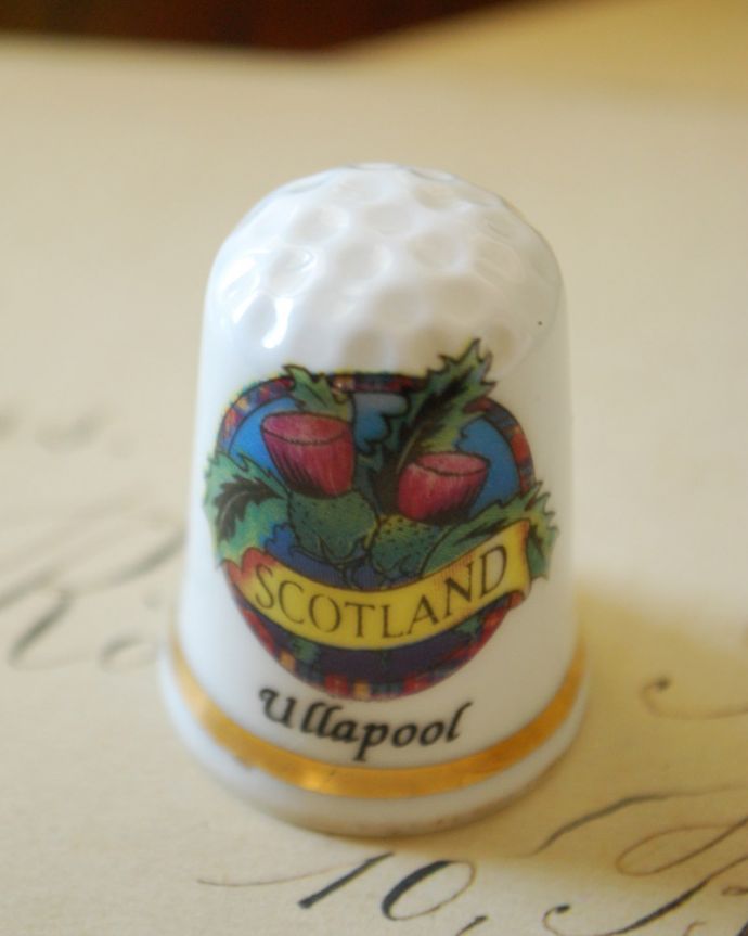 アンティーク 陶磁器の雑貨　アンティーク雑貨　ボーンチャイナのアンティークシンブル（SCOTLAND/ullapool）。アンティークのため、多少の欠け・傷がある場合がありますが、使用上問題はありませんので、ご了承下さい。(m-1718-z)