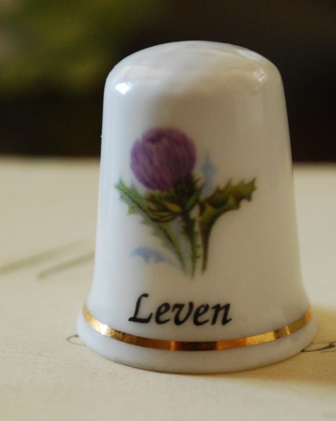 シンブル（指サック）　アンティーク雑貨　ファインチャイナのアンティークシンブル（あざみの花/Leven）。コレクションにいかがでしょう？。(m-1719-z)