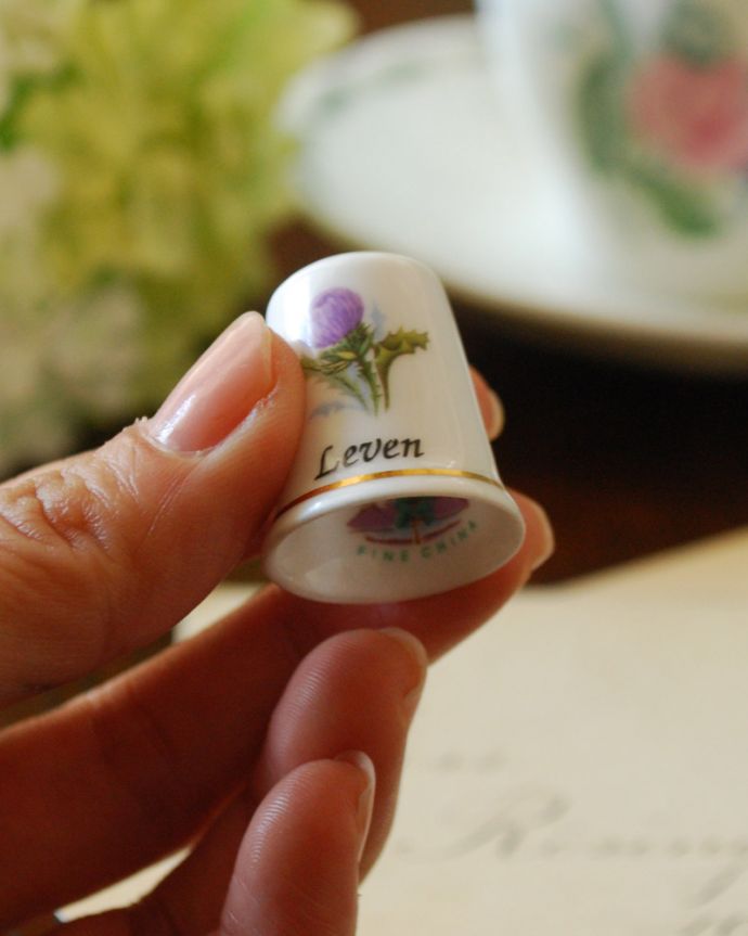 シンブル（指サック）　アンティーク雑貨　ファインチャイナのアンティークシンブル（あざみの花/Leven）。コロンと小さいので、並べてコレクションしたくなりますね。(m-1719-z)