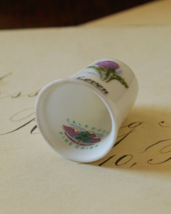 シンブル（指サック）　アンティーク雑貨　ファインチャイナのアンティークシンブル（あざみの花/Leven）。内側です。(m-1719-z)