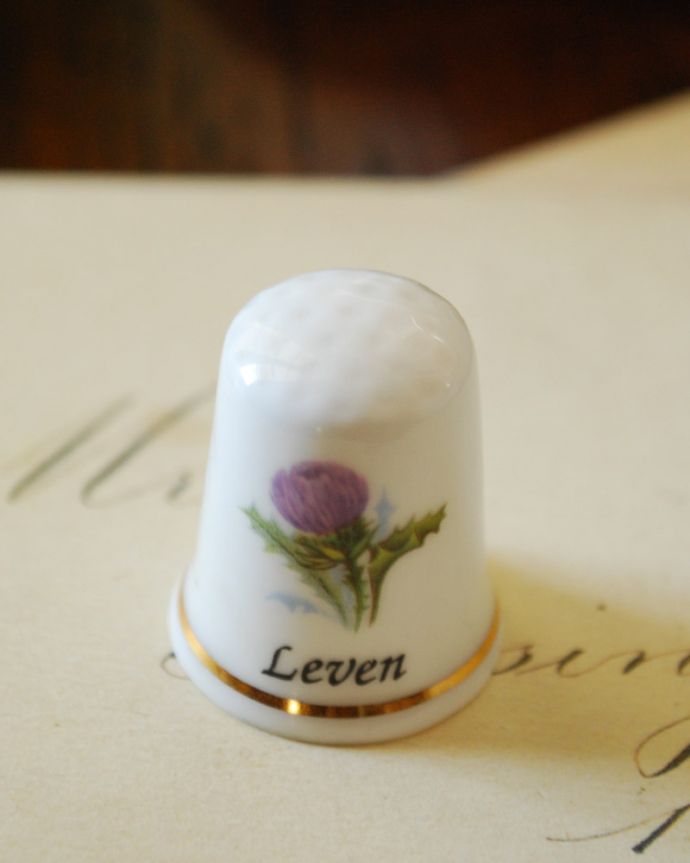 シンブル（指サック）　アンティーク雑貨　ファインチャイナのアンティークシンブル（あざみの花/Leven）。アンティークのため、多少の欠け・傷がある場合がありますが、使用上問題はありませんので、ご了承下さい。(m-1719-z)