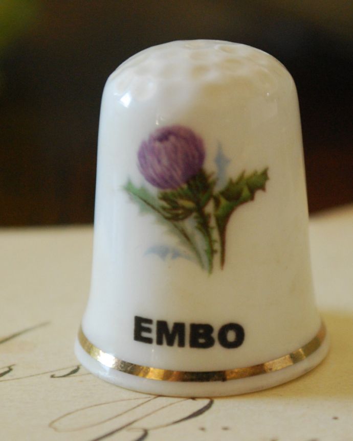 アンティーク 陶磁器の雑貨　アンティーク雑貨　アンティークシンブル（あざみの花/Embo）。コレクションにいかがでしょう？。(m-1720-z)