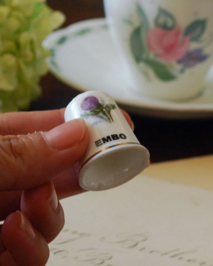 アンティーク 陶磁器の雑貨　アンティーク雑貨　アンティークシンブル（あざみの花/Embo）。コロンと小さいので、並べてコレクションしたくなりますね。(m-1720-z)