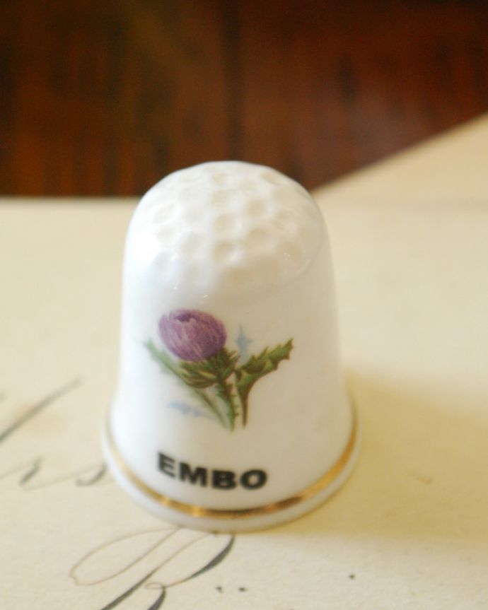 アンティーク 陶磁器の雑貨　アンティーク雑貨　アンティークシンブル（あざみの花/Embo）。アンティークのため、多少の欠け・傷がある場合がありますが、使用上問題はありませんので、ご了承下さい。(m-1720-z)