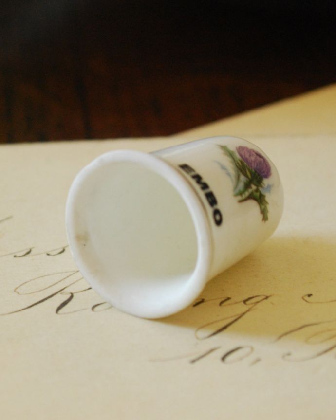 アンティーク 陶磁器の雑貨　アンティーク雑貨　アンティークシンブル（あざみの花/Embo）。内側です。(m-1720-z)