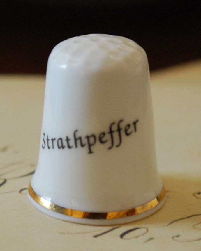 シンブル（指サック）　アンティーク雑貨　イギリスアンティークシンブル（strathpeffer）。後ろ側です。(m-1722-z)
