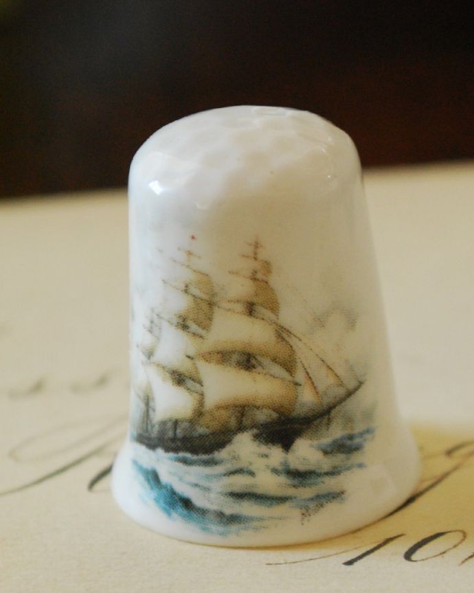 アンティーク 陶磁器の雑貨 アンティーク雑貨 ファインボーンチャイナのアンティークシンブル(PLYMOUTH)。コレクションにいかがでしょう?。(m-1723-z)