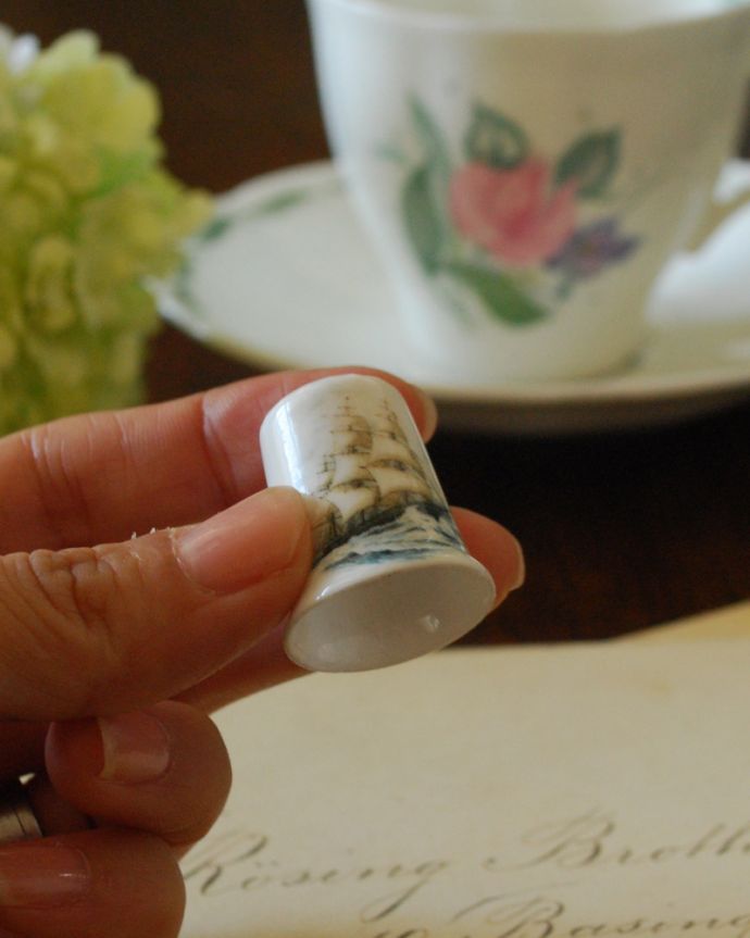 アンティーク 陶磁器の雑貨 アンティーク雑貨 ファインボーンチャイナのアンティークシンブル(PLYMOUTH)。コロンと小さいので、並べてコレクションしたくなりますね。(m-1723-z)