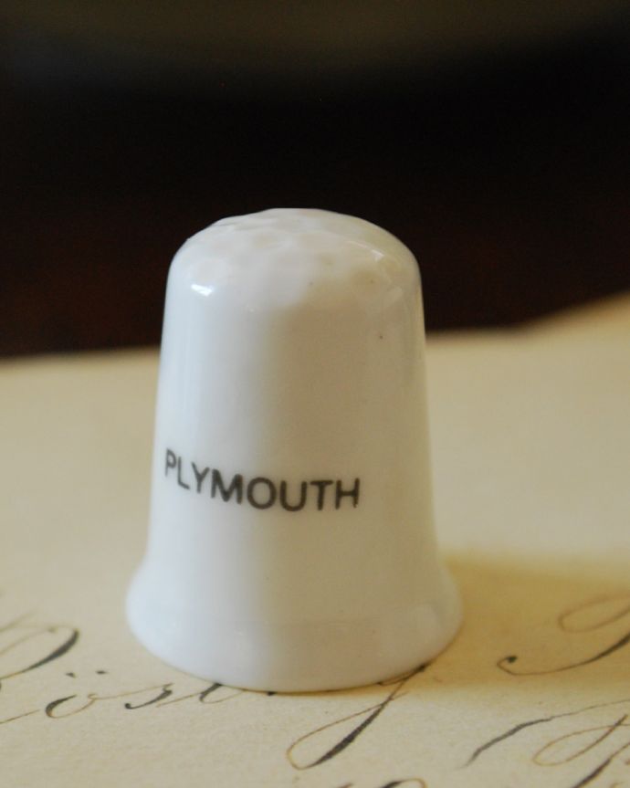 アンティーク 陶磁器の雑貨 アンティーク雑貨 ファインボーンチャイナのアンティークシンブル(PLYMOUTH)。後ろ側です。(m-1723-z)