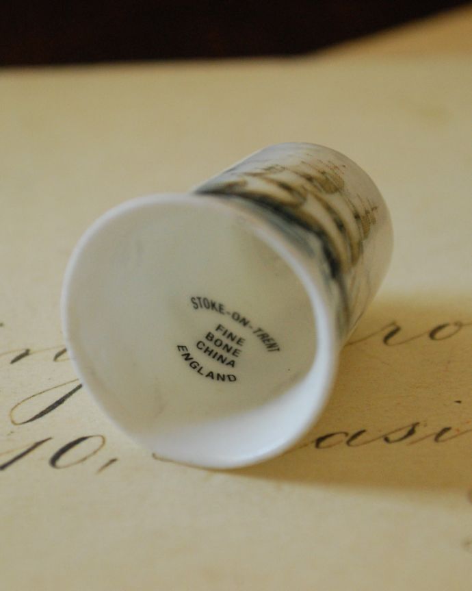 アンティーク 陶磁器の雑貨 アンティーク雑貨 ファインボーンチャイナのアンティークシンブル(PLYMOUTH)。内側です。(m-1723-z)