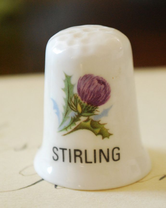 アンティーク 陶磁器の雑貨　アンティーク雑貨　ボーンチャイナのアンティークシンブル（ＳＴＩＲＬＩＮＧ/あざみの花）。コレクションにいかがでしょう？。(m-1724-z)