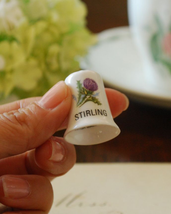 アンティーク 陶磁器の雑貨　アンティーク雑貨　ボーンチャイナのアンティークシンブル（ＳＴＩＲＬＩＮＧ/あざみの花）。コロンと小さいので、並べてコレクションしたくなりますね。(m-1724-z)