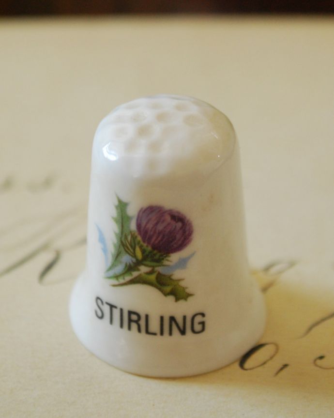 アンティーク 陶磁器の雑貨　アンティーク雑貨　ボーンチャイナのアンティークシンブル（ＳＴＩＲＬＩＮＧ/あざみの花）。アンティークのため、多少の欠け・傷がある場合がありますが、使用上問題はありませんので、ご了承下さい。(m-1724-z)